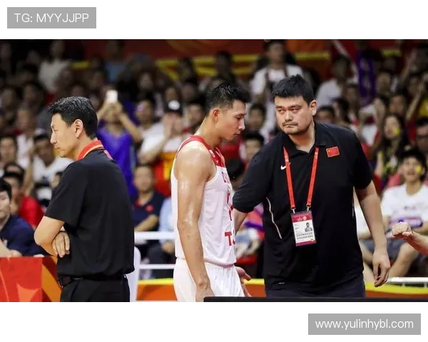 中国男篮逆袭胜韩国晋级亚洲杯四强 姚明现场观战激情助威