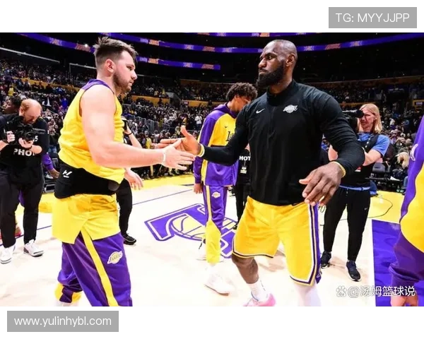 湖人逆转勇士 詹姆斯砍下三双带队上演本赛季最精彩一战