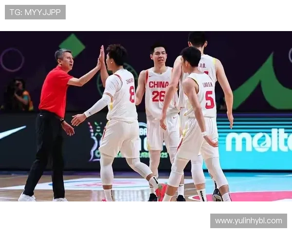 中国男篮奋力拼搏迎战世界强队，展现出色团队合作力求突破自我